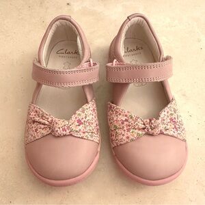 Clarks - Toddler Nia Mary Jane Leather Shoes with Floral Pattern- SZ 6 1/2